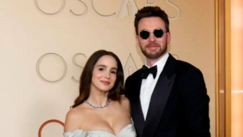 Chris Evans y Alba Baptista debutan como esposos en la alfombra roja de los Oscar 2026