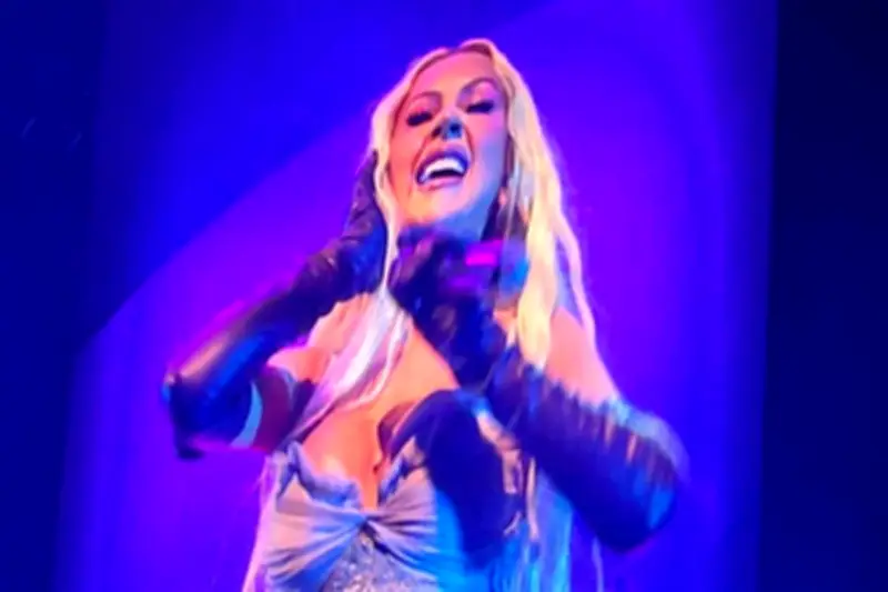 Christina Aguilera celebra la complicidad con sus fans mexicanos en concierto