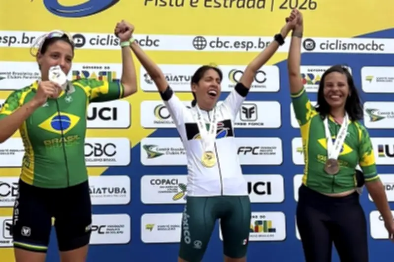 Ciclista Paralímpica Regia Conquista Doble Oro en Competencia Internacional en Brasil