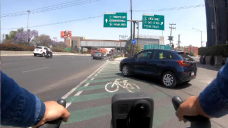 Ciclovía de Tlalpan: Riesgos en Cruces, Invasión de Carril y Falta de Estacionamiento