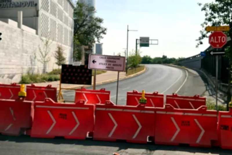 Cierran Avenida Aramberri sin previo aviso, causando caos vial en Monterrey