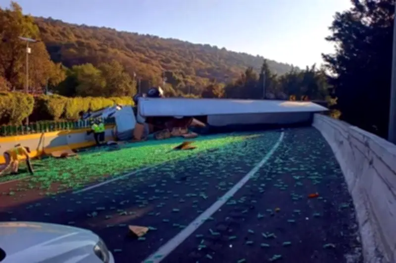 Cierran la México-Cuernavaca tras volcadura de tráiler con materiales peligrosos