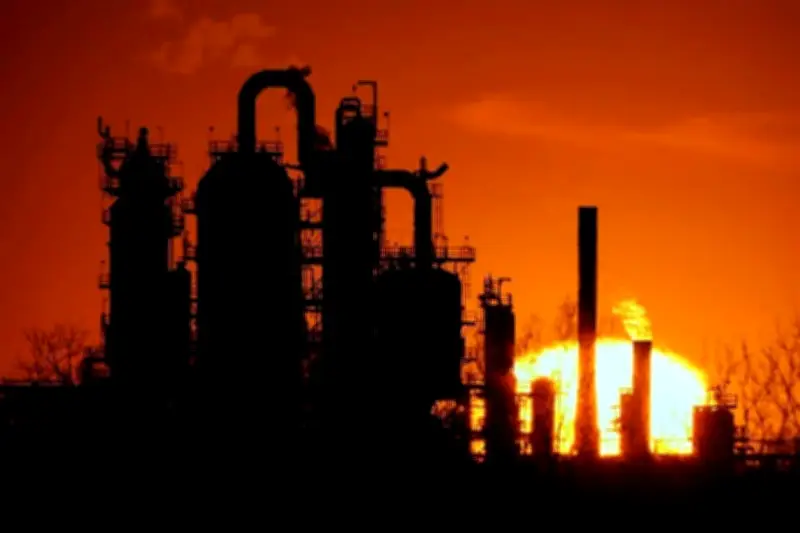 Cierre al alza del crudo: WTI supera brevemente los 100 dólares por barril