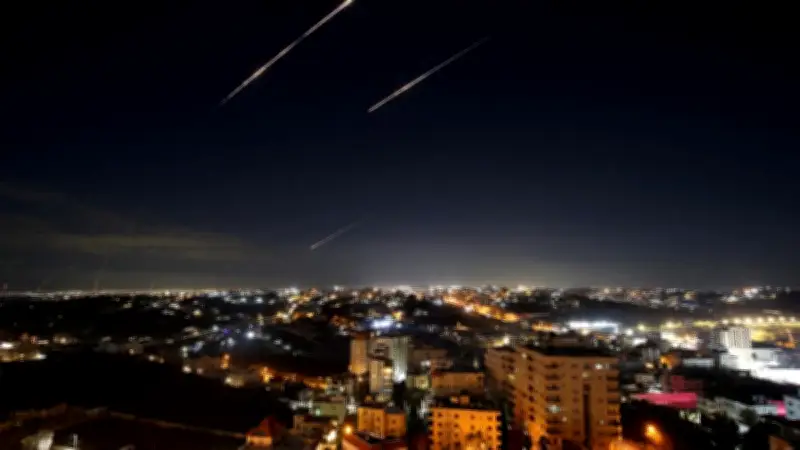 Cierre de espacio aéreo en Medio Oriente tras ataques; SRE emite alerta urgente para mexicanos