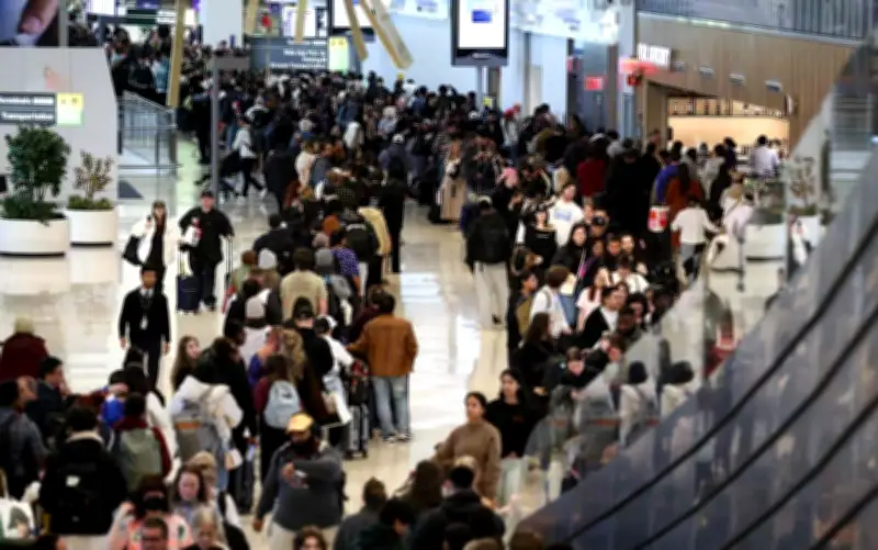 Cierre parcial del gobierno de EU desata caos en aeropuertos con filas kilométricas