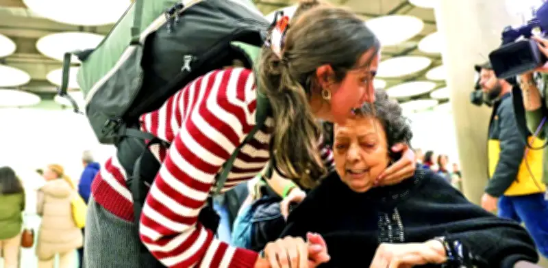 Ciudadanos europeos regresan a casa tras quedar atrapados en guerra entre EE.UU. e Irán