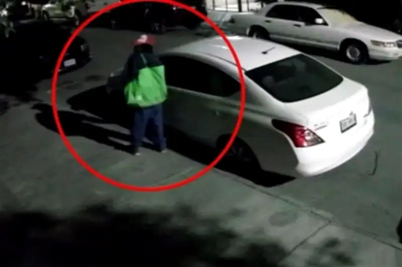 Ciudadanos Persiguen y Capturan a Ladrón de Espejos en Intento de Robo