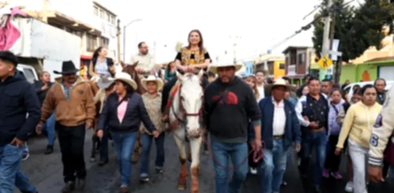 Clara Brugada recorre a caballo San Gregorio Atlapulco para entregar obras de rehabilitación
