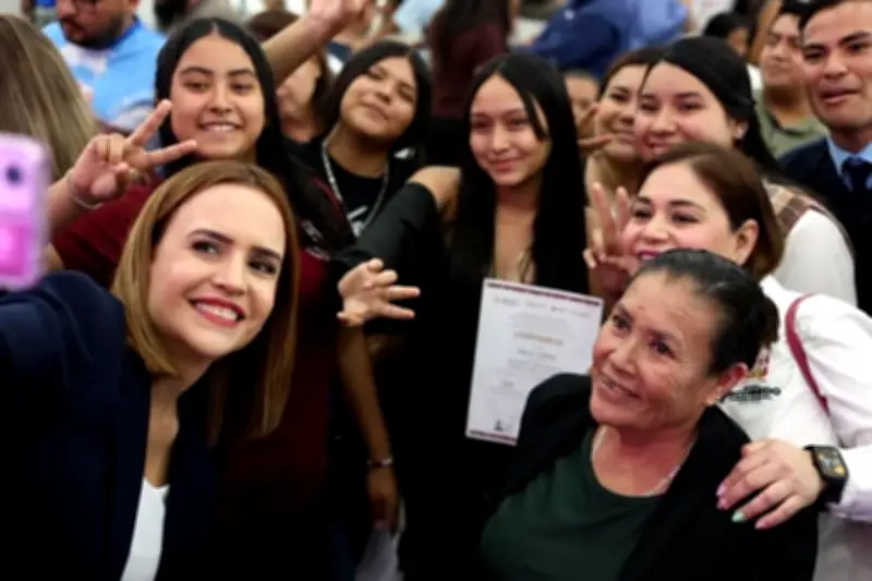Clara Luz Flores entrega constancias de graduación a beneficiarios del programa 'Jóvenes Construyendo el Futuro' en Tamaulipas