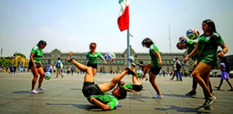 Clase Masiva de Fútbol en el Zócalo Busca Récord Guinness con 10 Mil Participantes