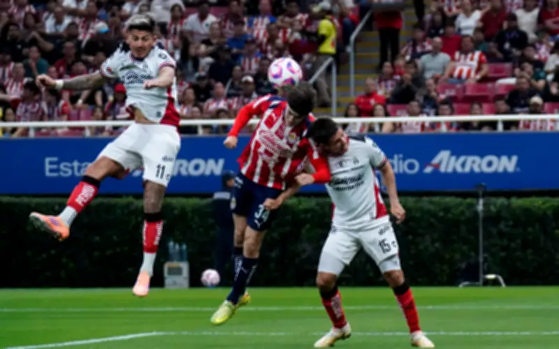 Clásico Tapatío en Riesgo para Chivas: Atlas Amenaza su Posición en la Tabla