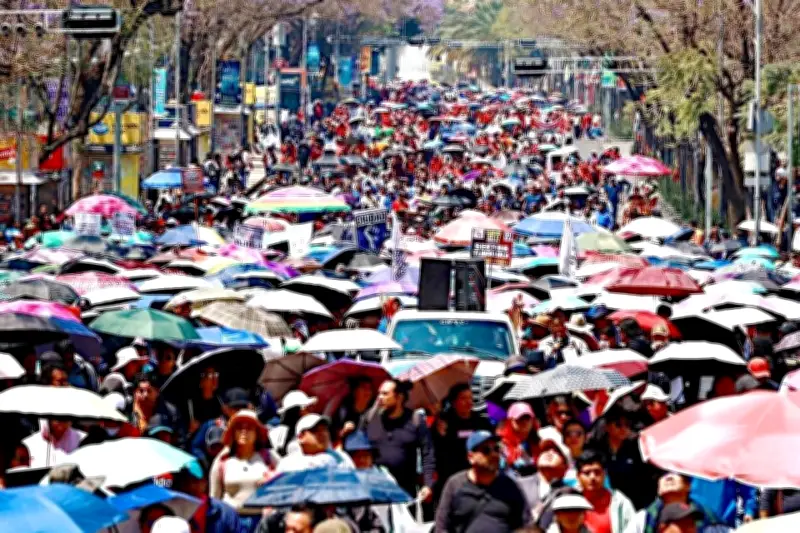 CNTE instala plantón en Zócalo capitalino tras masiva marcha magisterial