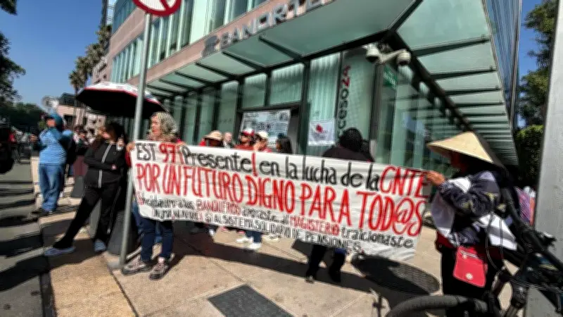 CNTE realiza protestas en Afores y marcha del Ángel al Zócalo en CDMX