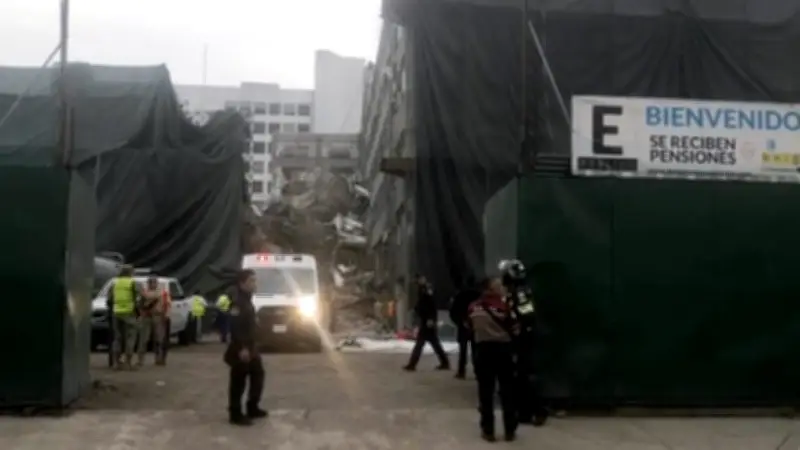 Colapsa Edificio Dañado en San Antonio Abad, Evacuan Vecinos