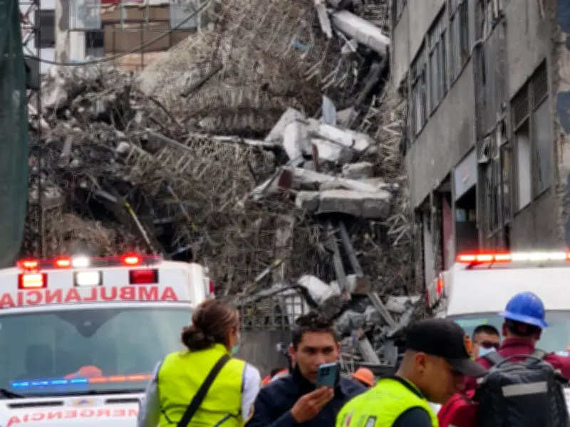 Colapsa edificio en demolición en Cuauhtémoc; reportan personas atrapadas