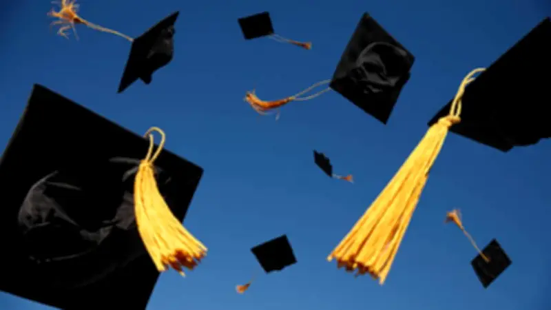 Colapsan gradas durante foto grupal en la UV de Xalapa; 18 estudiantes lesionados