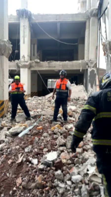 Colapso de edificio en demolición en CDMX deja tres atrapados y un lesionado