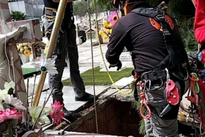 Colapso vial en Monterrey: vehículo cae 4 metros en fosa en plena avenida
