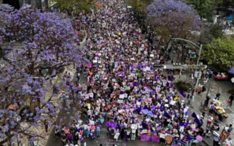 Colectivas Feministas Protestan en CDMX Contra Feminicidios y Desapariciones