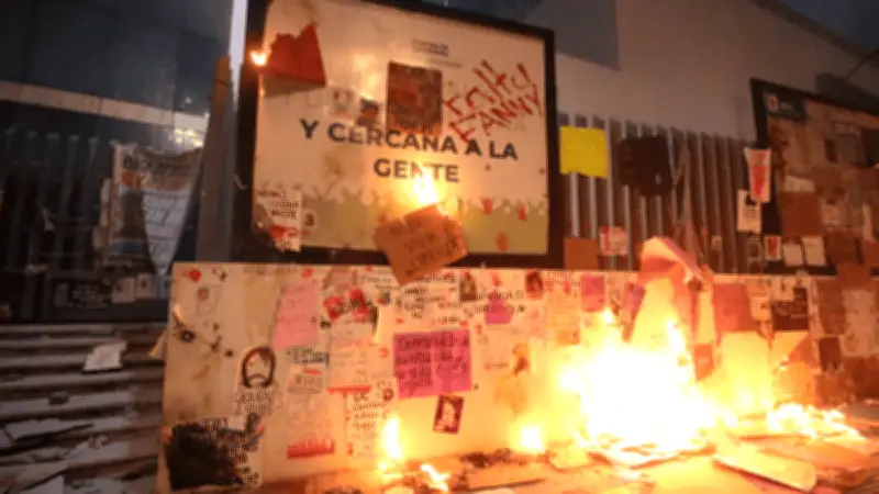 Colectivas feministas vandalizan Fiscalía de Puebla durante masiva marcha del 8M