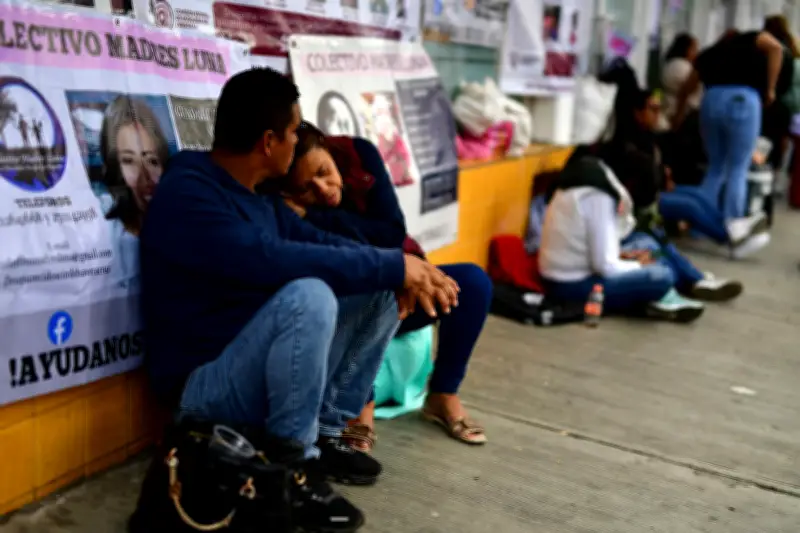 Colectivos de desaparecidos en Veracruz superan 24 horas de plantón exigiendo diálogo con gobernadora