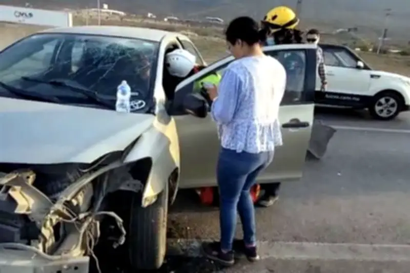 Colisión entre auto y tractocamión en carretera a Saltillo deja daños materiales