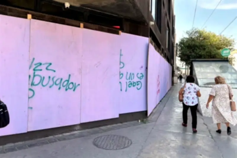 Comercios en Monterrey se Protegen con Madera Ante Marcha del 8M