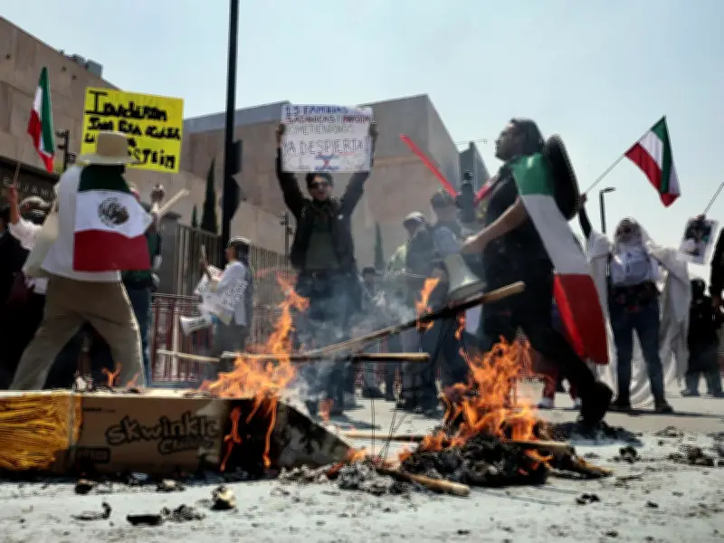 Comunidad iraní en CDMX quema figura de Baal frente a embajada de EU en protesta por guerra