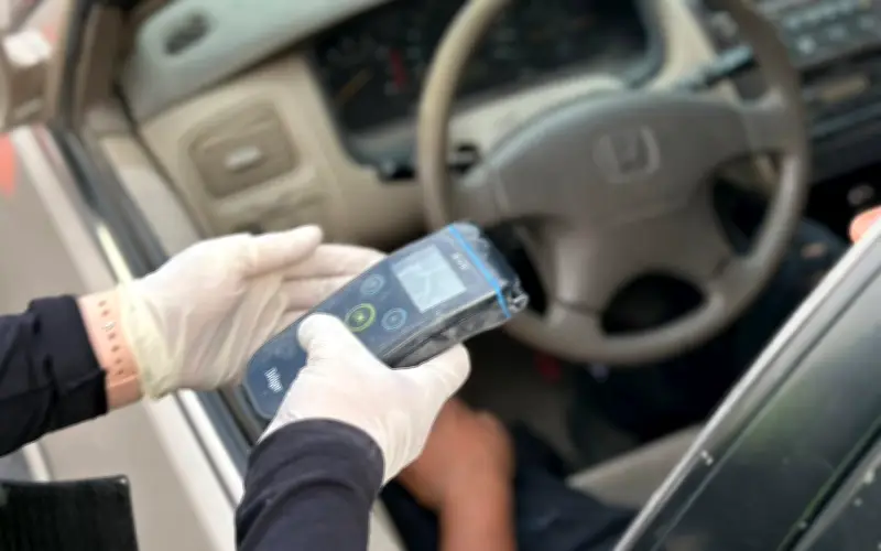 Conductor alcoholizado circula en sentido contrario en Abastos y es enviado al Torito