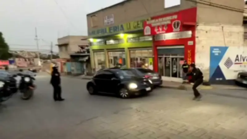 Conductor atropella a policía para evadir operativo vial en Ecatepec