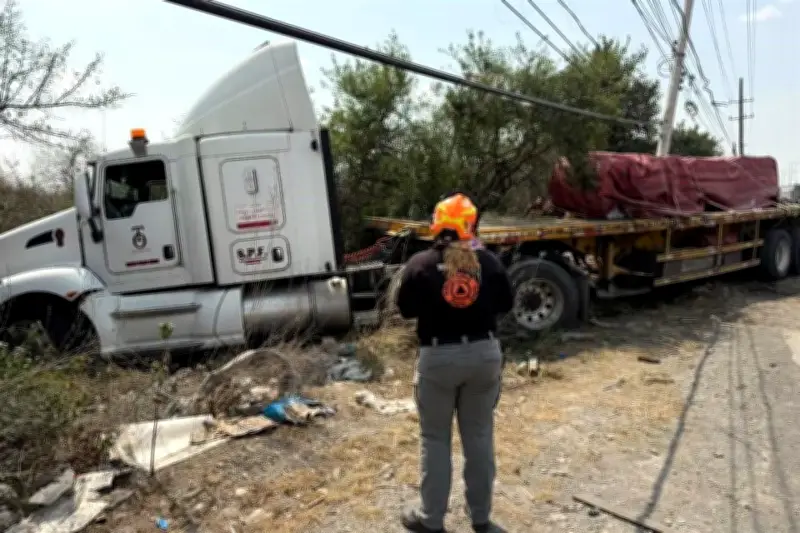 Conductor evita choque y derriba poste en Apodaca, Nuevo León