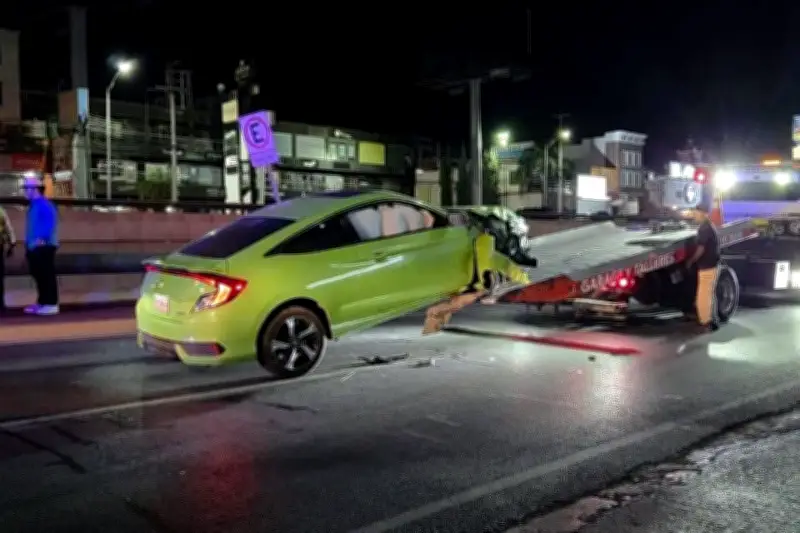 Conductor impacta su vehículo contra poste de concreto en Leones, Nuevo León
