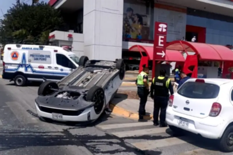 Conductor sobrevive a aparatoso vuelco gracias al uso del cinturón de seguridad