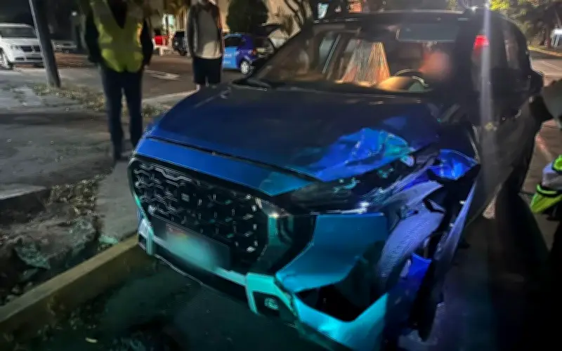 Conductora alcoholizada choca auto de lujo en Zapopan y es enviada al CURVA
