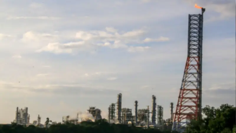 Conflicto en Medio Oriente genera 'tormenta perfecta' para el sector energético de México