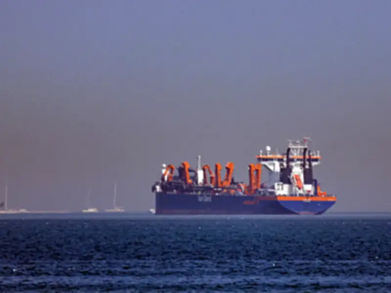 Conflicto en Oriente Medio dispara precio del petróleo y paraliza tráfico en Ormuz