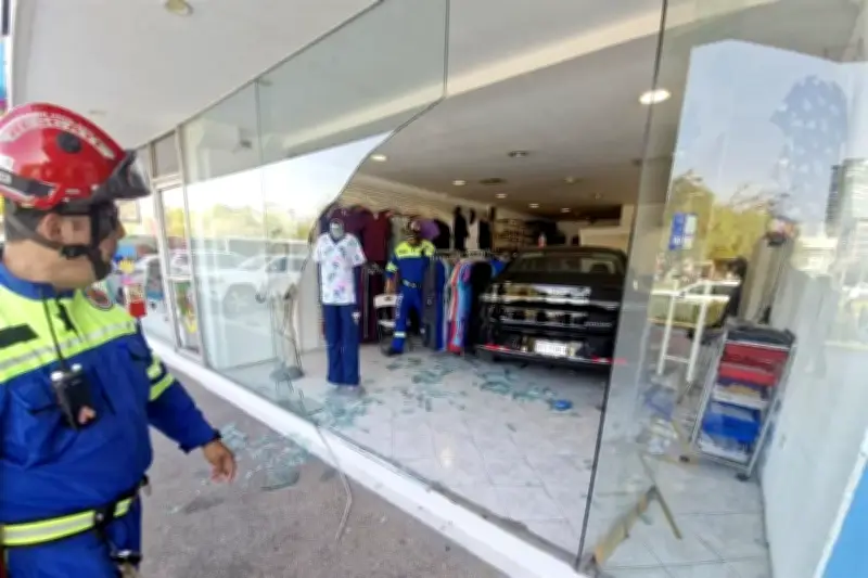 Confunde pedales y estrella auto en negocio de comida rápida en Monterrey