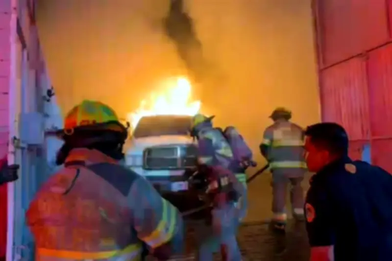 Consume incendio dos vehículos dentro de bodega en incidente de alto riesgo