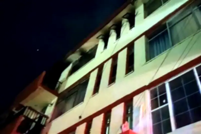 Controlan incendio en departamento de Airbnb en condominios de la Ciudad de México