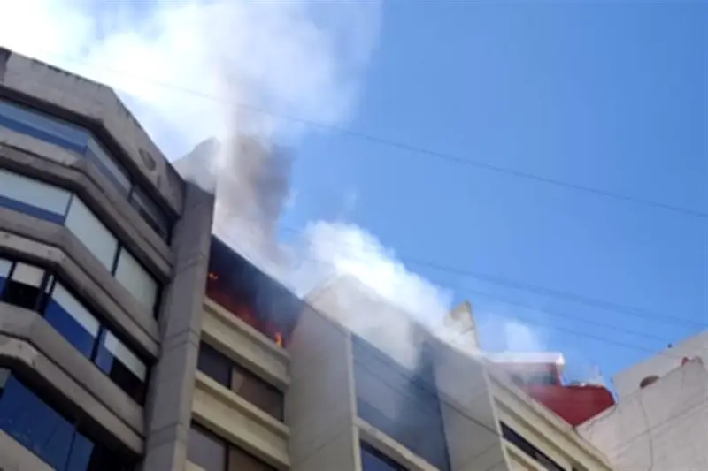 Controlan incendio en edificio de Lomas de Chapultepec tras intensa labor de bomberos