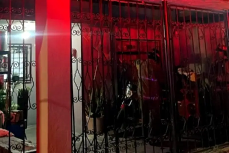 Controlan incendio en recámara; hombre sufre intoxicación por humo en incidente