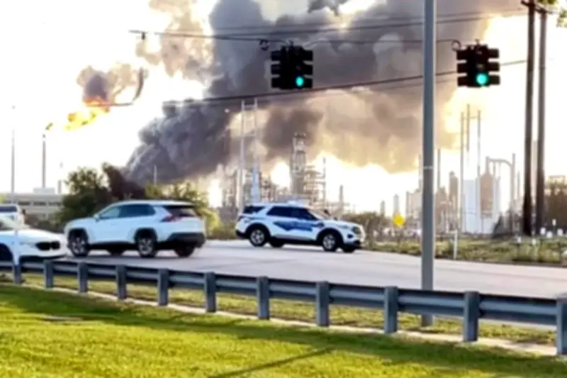 Controlan incendio en refinería Valero de Texas tras emergencia industrial