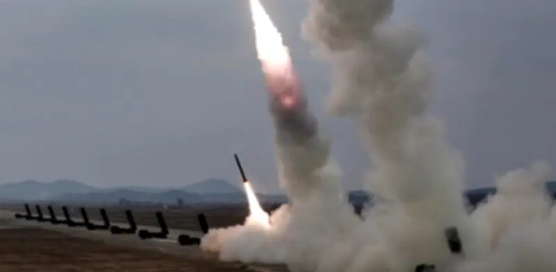 Corea del Norte prueba lanzacohetes de 600 mm con Kim Jong Un supervisando