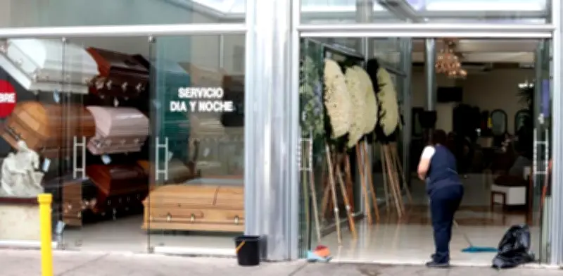 Coronas sin cintillo y arreglos con gallo CJNG: así fue el funeral de 'El Mencho'