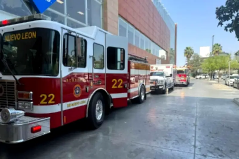 Cortocircuito provoca humo en Walmart Gómez Morín; bomberos atienden emergencia