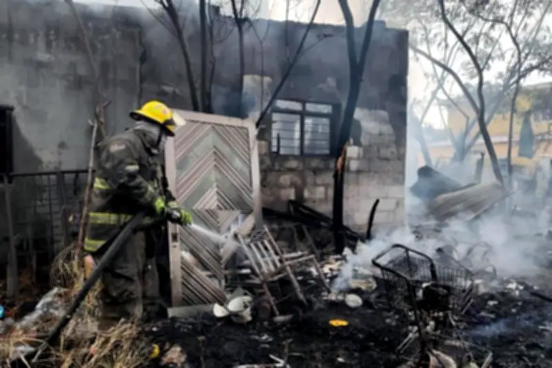 Cortocircuito provoca incendio en vivienda, bomberos logran controlarlo
