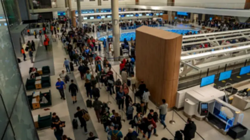 Crisis en Aeropuertos de EE. UU.: 300 Agentes de TSA Renuncian por Falta de Pago