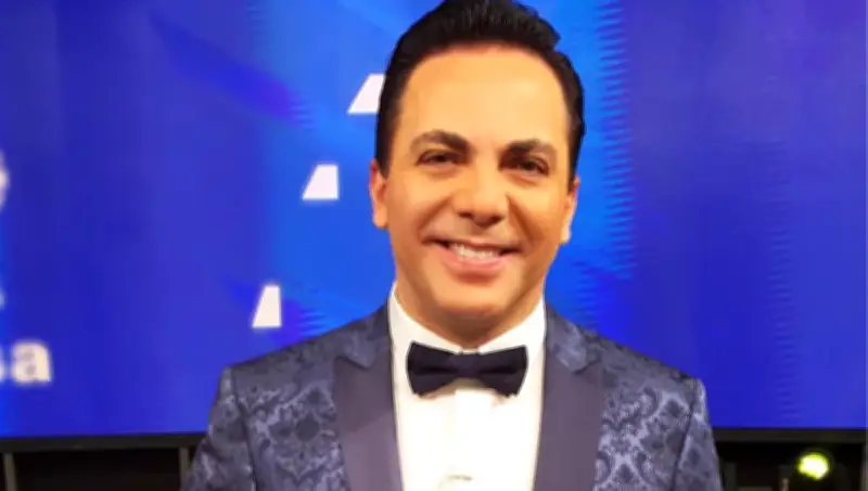Cristian Castro, a sus 51 años, está por terminar la prepa y sueña con ir a la universidad