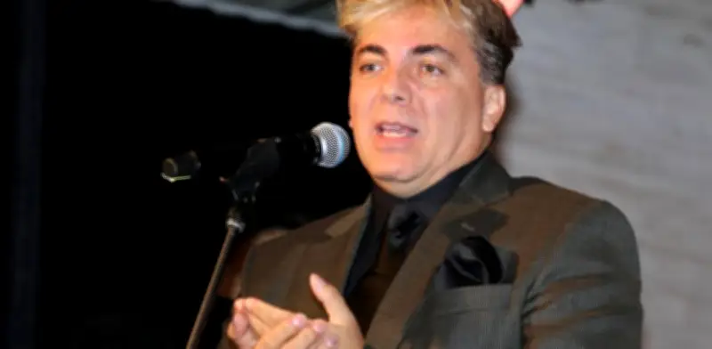 Cristian Castro expresa orgullo por sus hijos universitarios y agradece a su ex Valeria Liberman