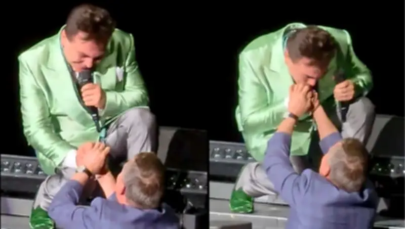 Cristian Castro interrumpe concierto para besar la mano de Julio César Chávez